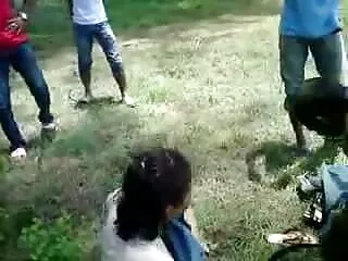 বহু পুরুষের এক নারির, প্রহার করা